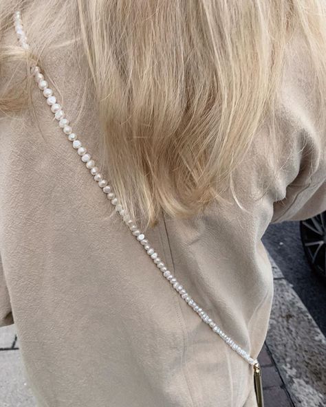 Mobile Chain, Iphone Necklace, Phone Chains, Grunge Jewelry, Beige Aesthetic, Water Pearls, Pearl Chain, Chain Necklace, Ootd