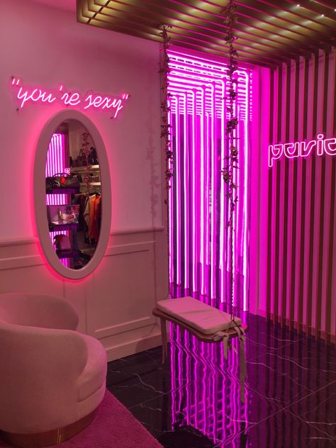 Pink Boutique Aesthetic, Colorful Esthetician Room, Pink Spa Room, Beauty Therapy Aesthetic, Colorful Hair Salon, Instagram Wall Ideas, Beauty Salon Ideas, Funky Room, Pink Salon