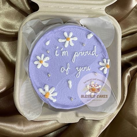 Congrats Bento Cake, Graduation Bento Cake Design, Congratulations Bento Cake, Cake For Friendship, Proud Of You Cake, Congrats Cake Ideas, New Job Cake Ideas, Small Graduation Cakes, Congratulations Cake Ideas