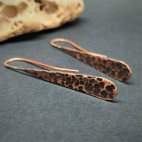 What makes these earrings perfect is their simplicity. in the hammered copper sheet it was given the shape of an elongated drop and an aged patina finish, the result of these beautiful minimalist earrings. You can find this same earrings made in 925 sterling silver on the following link: https://www.etsy.com/es/listing/1086360583/pendientes-largos-de-lagrima-de-plata?ref=listings_manager_grid All the items of my store are designed and manufactured by me. Beautiful pieces handmade one by one in a Copper Earrings Handmade, Hammered Copper Earrings, Metal Jewelry Making, Hammered Jewelry, Copper Jewellery, Bijoux Fil Aluminium, Rustic Earrings, Arrow Earrings, Earrings Handmade Dangle