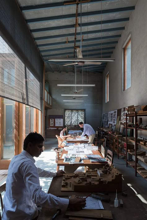 Courtyards – Studio Mumbai – Iwan Baan Iwan Baan, Architect Studio, Studio Mumbai, Workspace Studio, Working Office, Architect Student, Design Studio Workspace, Architects Office, Studios Architecture