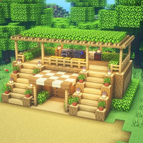 Cute Minecraft Exterior, Cute Minecraft Outside Decor, Space Fillers Minecraft, Minecraft Build Cute, Minecraft Community House Ideas, Minecraft Yard Decor, Minecraft Welcome Center, Minecraft Wooden House Ideas, Minecraft Mini House Ideas