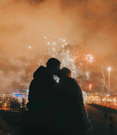 #estonia #love #couple #goals #couplegoals #newyearseve #newyear #fireworks #kiss Happy New Year Love Couple, Couple Goal New Year, New Years Kiss Aesthetic, New Years Couple, Fireworks Kiss, Nye Kiss, Fireworks Couple, New Years Kiss Couples, Newyear Fireworks