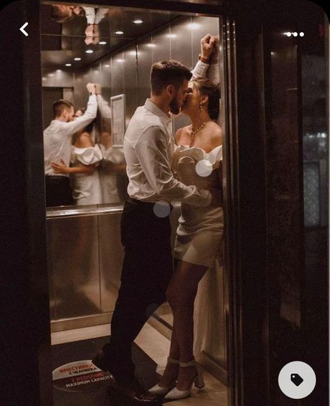 Vintage Engagement Photos, Couple Engagement Pictures, Engagement Pictures Poses, Wedding Picture Poses, Engagement Inspo, Wedding Photos Poses, Wedding Engagement Photos, Shooting Photo, Engagement Photo Inspiration