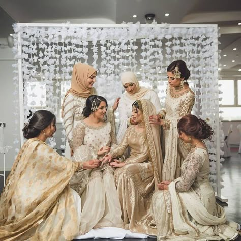 Nikkah Pic, Desi Bridesmaids, Engagement Party Photo Ideas, Bride And Bridesmaid Pictures, Wedding Group Photos, Bridesmaid Pictures, Wedding Snapchat, Bridesmaid Photoshoot, Eyelashes Makeup