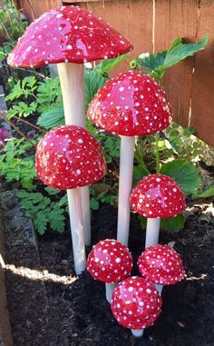 Diy Backyard Decor, Backyard Decor Ideas, Ceramic Mushrooms, Spring Garden Decor, Red Mushrooms, Mushroom Crafts, Garden Mushrooms, Amanita Muscaria, نباتات منزلية