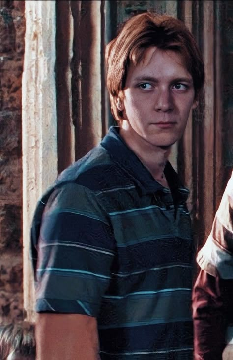 Shifting Hogwarts, Harry Potter Shifting, Fred George Weasley, Stile Harry Potter, Weasley Aesthetic, Glume Harry Potter, Hogwarts Shifting, Weasley Family, The Weasley Twins