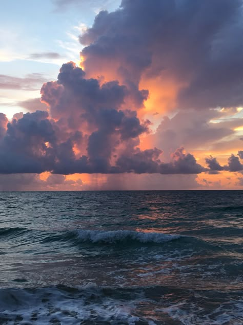 Sea And Clouds, Clouds Over Ocean, Beach Clouds Aesthetic, Ocean Meets Sky, Sunset Vacation, Clouds Photography, Seascape Photography, Ocean Landscape, Pretty Landscapes