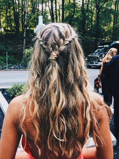 Camp Counselor Hairstyles, Beach Girl Hairstyles, Hiking Hair, Solo Summer, Surfer Girl Hair, Surfer Hairstyles, Cute Summer Hair, Grad Hair, Hawaii Hair