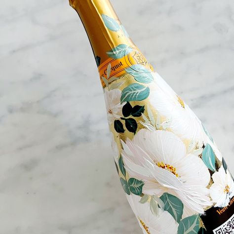 Gold White And Black Wedding, Parents Anniversary Gifts, Wedding Champagne Bottles, Gifts For Your Parents, Custom Champagne Bottle, Table Gifts, Veuve Cliquot, Wedding Wine Bottles, Hand Painted Wine Bottles