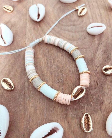 Bracelet heishi et cauri plaqué or - Corail/Blanc/Beige | Diy bracelet designs, Beads bracelet design, Beaded jewelry Heishi Jewelry, Pulseras Kandi, Clay Bead Necklace, Preppy Bracelets, Diy Armband, Preppy Jewelry, Polymer Clay Bracelet, Bracelets Handmade Diy, Beaded Necklace Diy