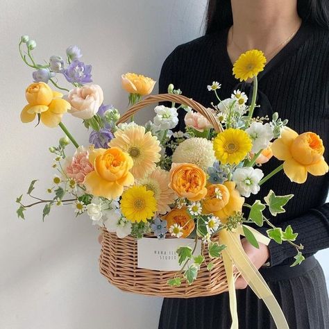 Flower Decoration Ideas, Hanging Flower Basket, Basket Flower Arrangements, Boquette Flowers, Creative Flower Arrangements, Flower Arrangements Simple, Floral Baskets, Hanging Flower, Flowers Bouquet Gift