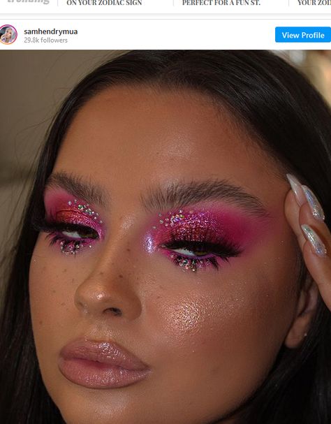 In case you missed it on your Instagram feed, bedazzled makeup is a huge trend at the moment. So, don’t hesitate to elevate your sexy makeup looks with gems and rhinestones. Pink Jewel Makeup Looks, Hot Pink Eyeshadow Looks Black Women, Carnival 3 Palette Looks, Plouise Makeup Academy Looks, Pink Carnival Makeup, Bold Pink Makeup, Pink Panther Makeup, Pink Panther Costume, Lashes Amazon