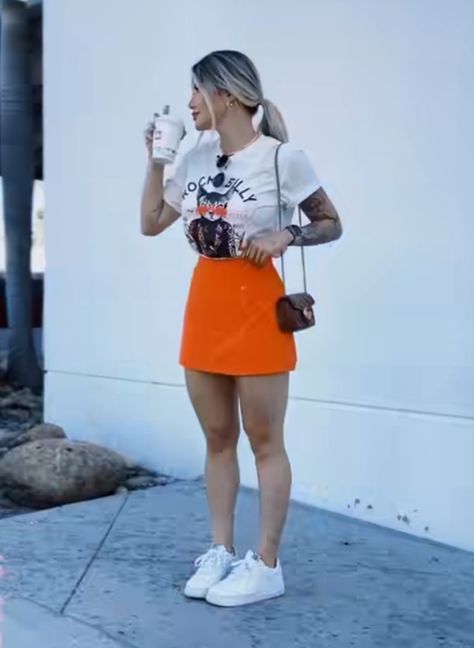 Short Orange Skirt Outfit, Look Samba Prime, Short Naranja Outfit, Orange Skirt Outfit Ideas, Orange Skirt Outfit Summer, Outfits Primavera 2023, Orange Skirt Outfit, Flannel Outfits Summer, Skirt Outfit Summer