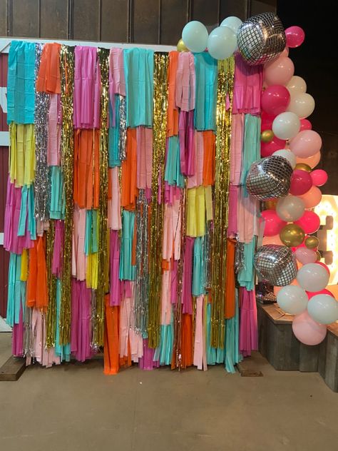 Diy Groovy Decorations, 21st Party Ideas, Hippie Party, Floral Balloons, Fringe Backdrops, Wedding Backdrop Decorations, Bachelorette Party Bride, Party Backdrop, Backdrop Decorations