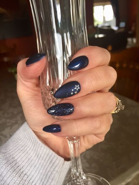 Gel Nails With Stars, Silver Nails Prom, Nails Almond Blue, Navy And Silver Nails, Starry Night Nails, Gel Nails Almond, Navy Nails Design, Night Nails, Blue Prom Nails