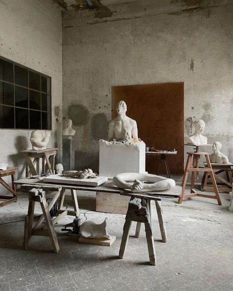 Art School Aesthetic, Plaster Ornaments, Art Academia, Art Atelier, Nice Life, Art Studio Room, Interior Design Elements, Dream Studio, Artist Aesthetic