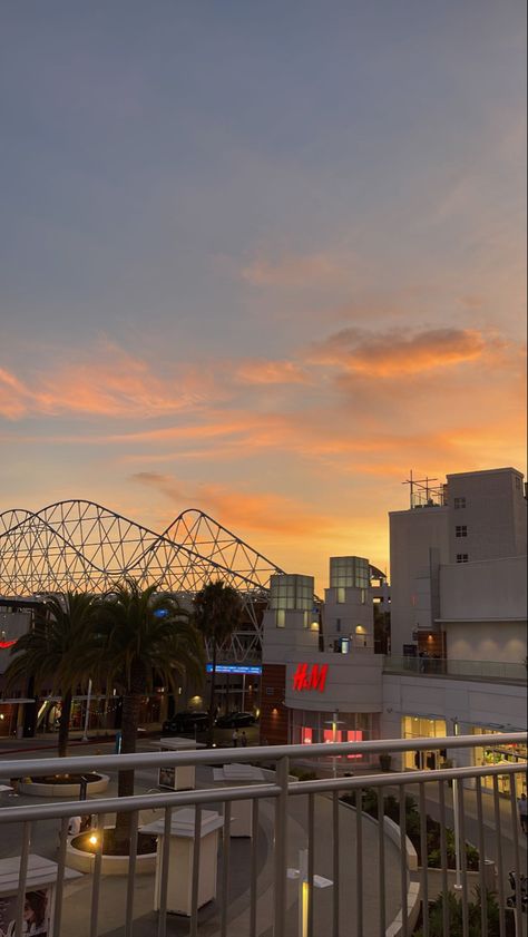 The Pike Outlets in Long Beach. #sunset #beach #h&m #nike The Pike Long Beach, Long Beach California Aesthetic, Long Beach Aesthetic, Long Beach Pike, Long Beach New York, Los Angeles Sunset, Long Beach City, Downtown Long Beach, California Wallpaper