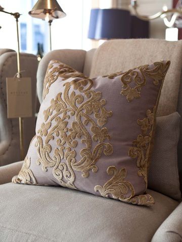 Hollywood Regency Home, Cut Velvet Pillows, Pretty Pillow, Boutique Stores, Velvet Pillows, Beautiful Pillows, Elle Decor, Soft Furnishings, Damask