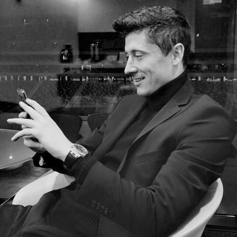 Lewandowski Icon, Fifa Funny, Cute Football Players, Gentleman Aesthetic, Robert Lewandowski, Soccer Boys, Neymar, Football Players, A Good Man