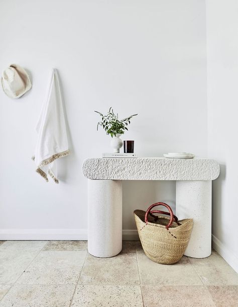 casual entryway Coastal Luxe, Scandi Living, Brand Activations, Manly Beach, Magazine Editor, King Single Bed, Minimal Living, Contemporary Hotel, Interior Garden