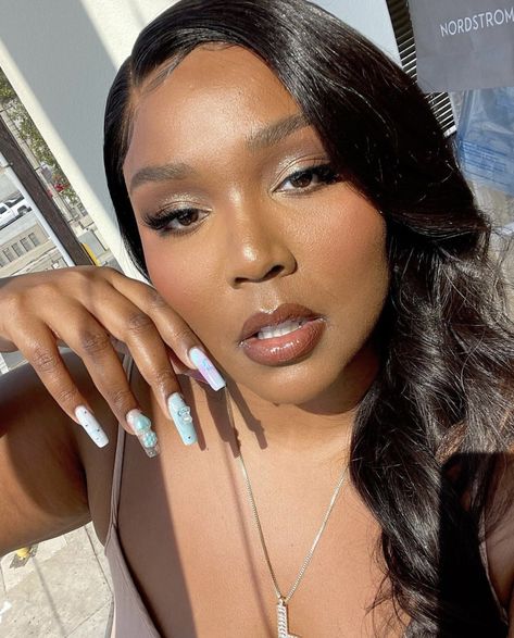 hourly black hotties on Twitter: "… " Lizzo Makeup, Nail Poses, J Makeup, Jade Nails, Pics Of Celebrities, Pony Style, Smokey Eye For Brown Eyes, Black Women Makeup, Atlantic Records