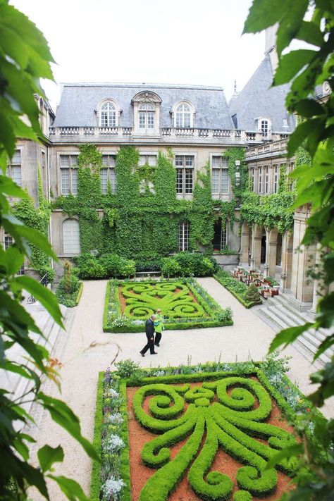 the gorgeous garden of the carnavalet museum / paris Parisian Architecture, Paris Jackson, Museums In Paris, Chateau France, Formal Gardens, Paris Saint-germain, Paris Hilton, Paris Travel, France Travel