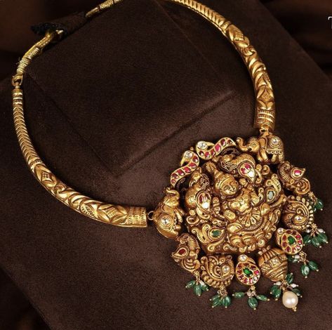 Kanti Necklace Designs, Jada Billalu, Victorian Jewelry Necklace, Big Earrings Gold, Tandoori Recipes, Pretty Gold Necklaces, Gold Jewelry Prom, Temple Jewellery Earrings, Wedding Jewelry Sets Bridal Jewellery