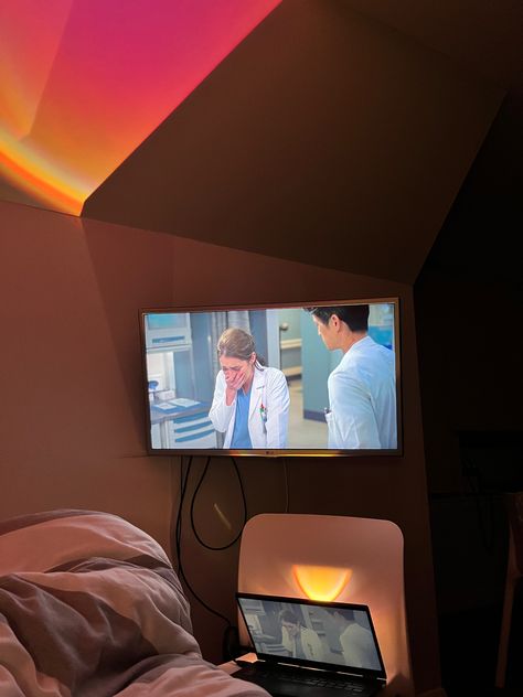 watching greys anatomy 🫀 Watching Greys Anatomy On Laptop, Watching Greys Anatomy, Future Motivation, Watch Greys Anatomy, Grays Anatomy Tv, Character Board, The Best Series Ever, Meredith Grey, 90s Vibes