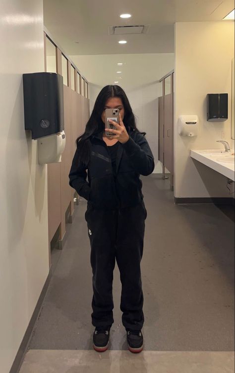 Black Nike Jacket Outfit, Nike Tech Outfits Women, Black Nike Tech Outfit, Tech Outfits Women, Nike Tech Outfit, Outfit Inspo University, Green Nike Tech, Nike Tech Fit, Black Outfit Inspiration