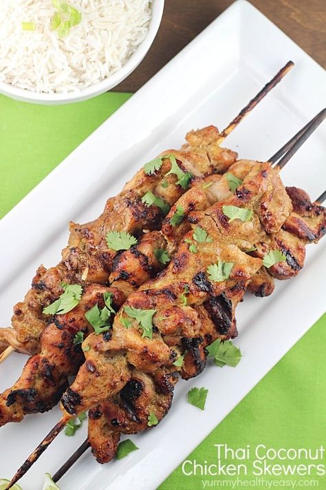 Marinated and grilled Thai Coconut Chicken Skewers over a bed of delicious coconut rice! Coconut Chicken Skewers, Thai Mat, Thai Coconut Chicken, Chicken Skewer Recipe, Diner Recept, Skewer Recipes, Coconut Chicken, Thai Coconut, Coconut Rice