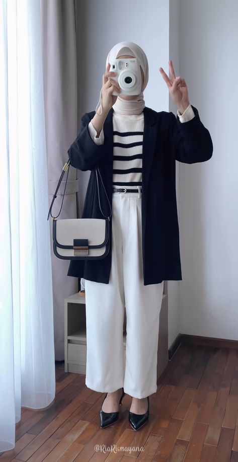 Ootd Blazer Hijab, Ootd Hijab Casual Simple, Outfit Ngampus, White Outfits For Women, Outfit Hijab Casual, Hijab Fashion Summer, Ootd Hijab Casual, Black Hijab, Smart Casual Women