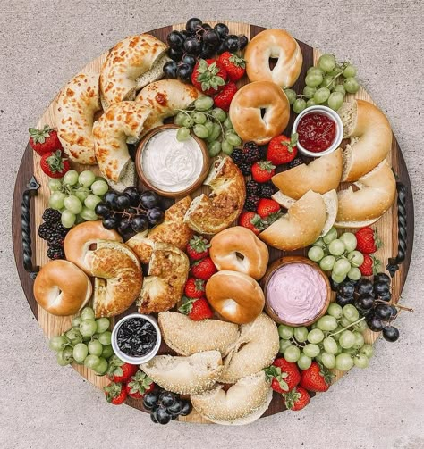 Wedding Party Charcuterie Board, Fruit Charcuterie Board Birthday, Hearty Charcuterie Board, Breakfast Friendsgiving, Pastry Charcuterie Board Ideas, Chips And Salsa Charcuterie Board, Bruschetta Board Ideas, Christmas Morning Charcuterie Board, Bagel Charcuterie Board Ideas