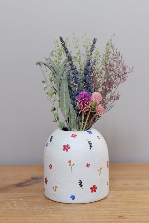 Simple Floral Pottery Painting, Ditsy Floral Pottery Painting, Minimalist Pottery Painting Designs, Pottery Jar Painting, Cute Pottery Painting Ideas Vase, Vase Painting Ideas Aesthetic, Painted Pottery Vase Ideas, Vase Painting Ideas Pottery Aesthetic, Pottery Painted Vase