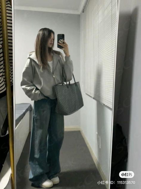 #baggy #baggypantsforwomen #y2k #y2kaesthetic #outfits #ootd Layering Jackets Aesthetic, Baggy Outfits For Winter, Baggy Street Style Women, Blue Baggy Jeans Outfit Winter, Baggy Downtown Girl Outfits, Basic Baggy Outfit, Gray Baggy Jeans Outfit, Baggy Clothes Girl, Baggy Jeans Outfit Girl