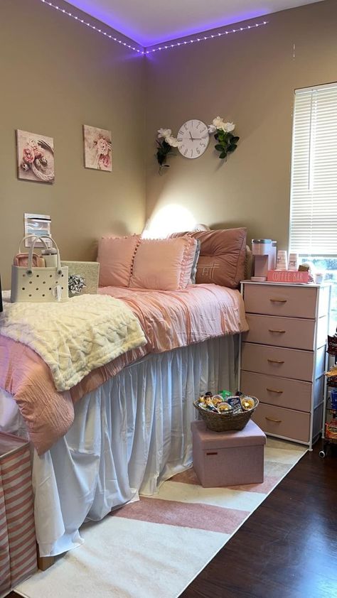 Dorm Rooms and Beyond | I get so excited this time of the year to see all the beautiful dorm transformations | Facebook Small Dorm Room Ideas Layout, Cute Dorm Ideas, Dorm Room Ideas For Girls, Pretty Dorm Room, Girl College Dorms, Dorm Room Layouts, Pink Dorm Rooms, Cozy Dorm, College Dorm Room Inspiration