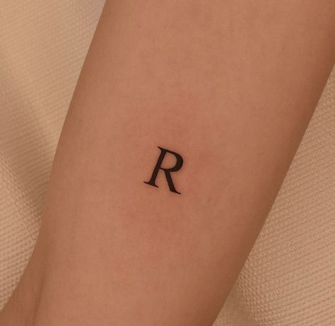 Small R Tattoo Letter, Initial R Tattoo, R Letter Tattoo Design, Rr Tattoo, R Tattoo Letter, Letter R Tattoo, Tattoo Minimalist, R Tattoo, Tattoo Meaning