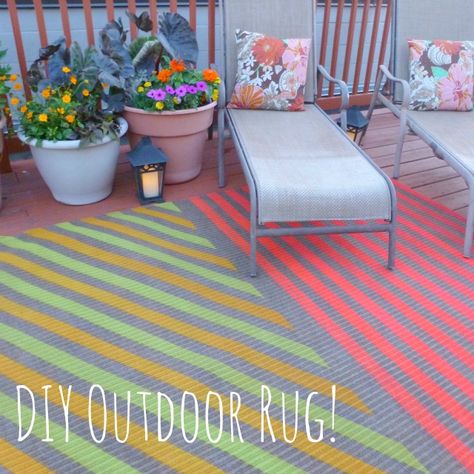 DIY-alfombra Home Depot Rugs, Outdoor Spray Paint, Rug Makeover, Outdoor Rugs Cheap, Patio Rug, Backyard Furniture, Cheap Rugs, Painted Rug, Outdoor Porch