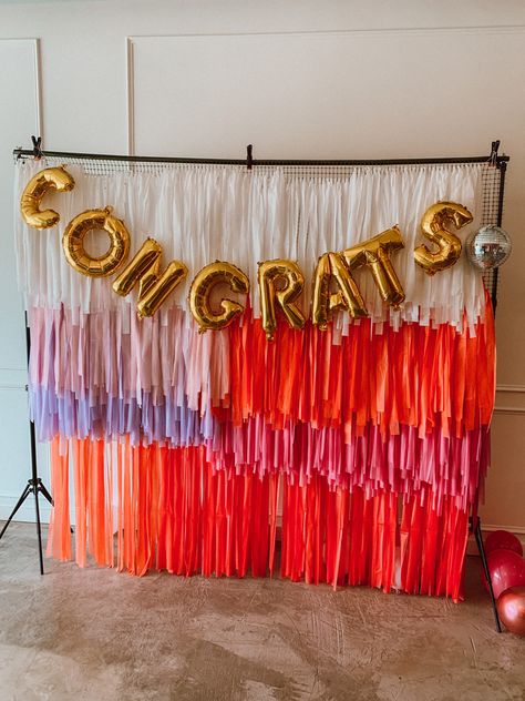 Grad Party Picture Backdrop Ideas, Grad Picture Backdrop, Grad Party Decorations Backdrops, Grad Party Picture Backdrop, Graduation Photo Wall, Grad Party Backdrop Ideas, Grad Party Photo Backdrop, Colorful Graduation Party, Graduation Party Photo Backdrop