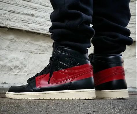 The story of the Air Jordan 1 Retro High OG starts on the court in 1985, redefining the basketball shoe's relationship to style as a symbol of triumph and culture. Launched in February 2019, this 'Couture' edition takes cues from luxury Italian sports cars with a racing stripe across the lateral Swoosh and bold tongue branding. The tonal Wings logo points to brand heritage, while a contrast midsole and outsole delivers a vintage hoops vibe. Italian Sports Cars, Air Jordan 1 Outfit Women, Jordan 1 Outfit Women, Air Jordan 1 Outfit, Nike Jordan 1, Jordan Yeezy, Couture Outfits, Wings Logo, Air Jordan 1 Retro High Og