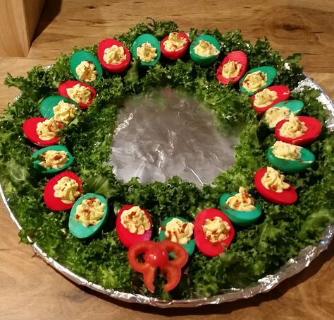 Deviled egg wreath Deviled Eggs Christmas, Grinch Christmas Party Ideas, Holiday Deviled Eggs, Christmas Food Crafts, Devilled Eggs Recipe Best, Egg Christmas, Christmas Party Ideas, Grinch Christmas Party, Egg Wreath