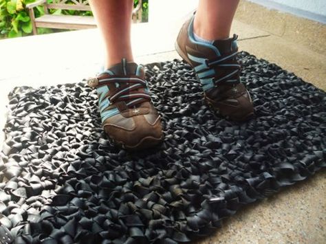 #Upcycle - #bicycle tube doormat  #decor Bike Tube Crafts, Bicycle Tubes, Tire Chairs, Bike Craft, Upcycled Bike, Reuse Old Tires, Tire Swings, Tire Art, Make A Door