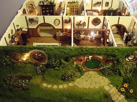 Down the hobbit hole: inside a miniature Bag End Casa Do Hobbit, Casa Hobbit, Hobbit Houses, Bangunan Minecraft, Bilbo Baggins, Hobbit Hole, Hobbit House, Main Game, Fairy Houses