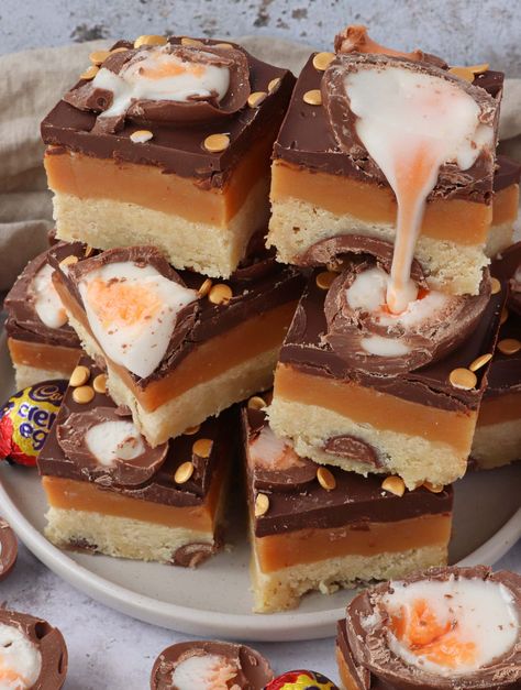 Creme Egg Millionaire's Shortbread Easter Millionaire Shortbread, Cheesecake Whipped Cream, Traybake Recipes, Millionaire Shortbread Recipe, Friendship Cake, Millionaires Shortbread, Millionaire's Shortbread, Creme Eggs, Galaxy Chocolate