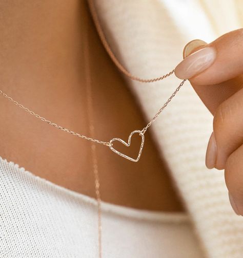 Minimal Jewelry Photography, Heart Chain Necklace, Photographing Jewelry, Jewellery Photography Inspiration, Gold Necklace For Women, Jewelry Product Shots, Creative Jewelry Photography, Jewelry Photography Styling, Fancy Jewelry Necklace