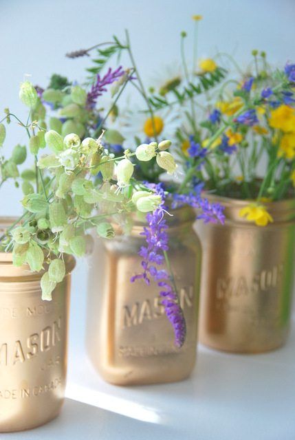 Make these gold mason jars for an easy DIY project that brings some glam to your home. Also perfect for party or wedding decor! Click through for tutorial. Free Organization Printables, Gold Spray Paint Diy, Spray Paint Mason Jars, Gold Mason Jars, Glass Wear, Birthday Picnic, Mason Jar Flowers, Diy Gold, Gold Spray Paint