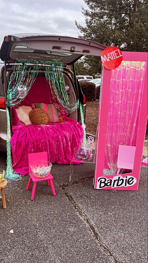 Barbie Trunk Or Treat, Trunker Treat Ideas, Church Trunk, Halloween Pumpkin Crafts, Trunk Or Treat Ideas, Barbie Party Decorations, Fall Carnival, Barbie Halloween, Truck Theme