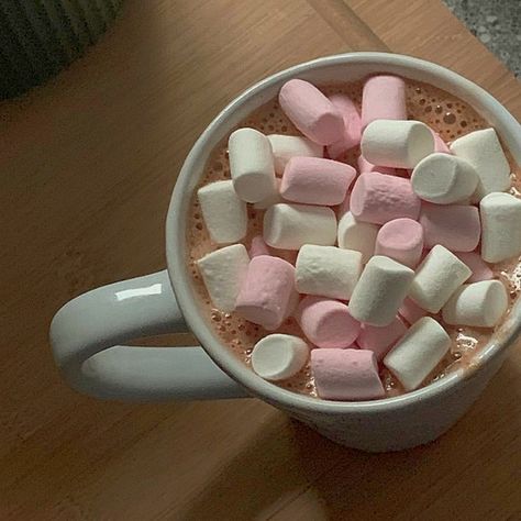 Marshmallow Aesthetic, Marshmallow Coffee, Pink Hot Chocolate, Marshmallow Hot Chocolate, Hot Chocolate With Marshmallows, Think Food, Food Obsession, Cafe Food, Pretty Food