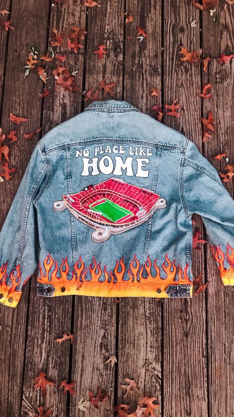 49er Shoes, Chiefs Jacket, Jacket Painting, Tailgate Outfits, Jacket Diy, Custom Jean, Diy Gifts To Sell, Custom Jean Jacket, Upcycle Clothing