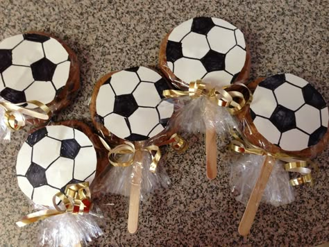 Soccer party favors Boys Soccer Party, Kids Soccer Party, Soccer Senior Night, Soccer Banquet, Soccer Party Favors, Soccer Theme Parties, Soccer Baby, Soccer Cake, Soccer Birthday Parties